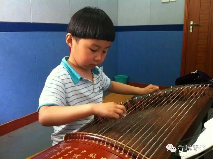 男孩子學習古箏_男孩兒學古箏_古箏男孩子彈適合嗎
