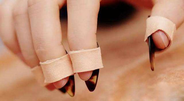 彈古箏時帶假指甲的原因