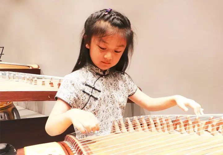 古箏適合多大孩子學(xué)_孩子學(xué)古箏的最佳年齡_古箏適合多大年齡開始學(xué)